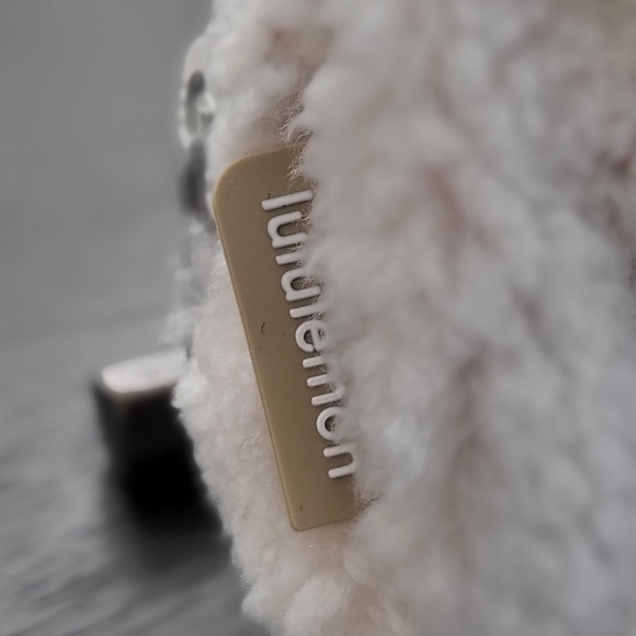 Lululemon Everywhere Fleece Belt Bag (Light Ivory) - Picture 4 of 13